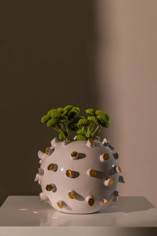 Round Vase White w Gold cilinders