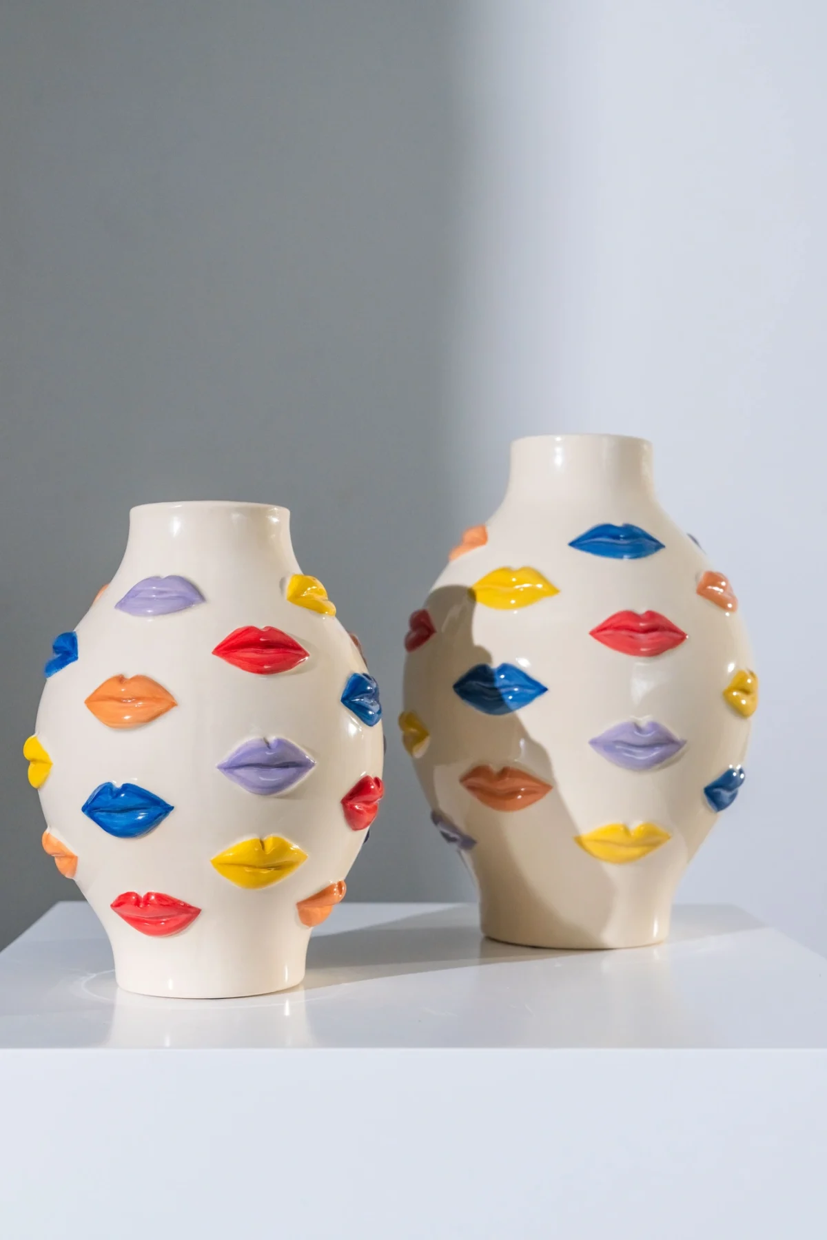 FLORERO BESOS COLORES CERAMICA  20*20*30 cm - Image 4