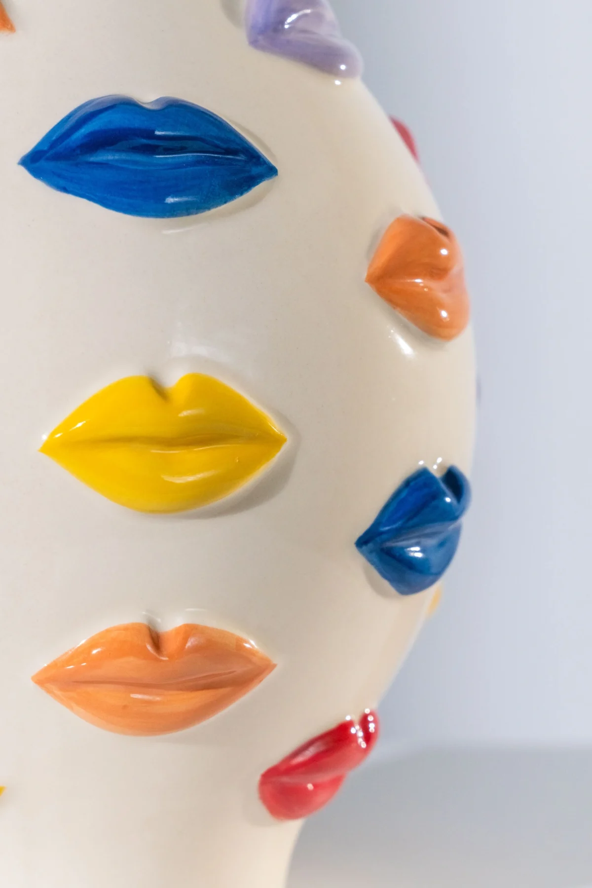 FLORERO BESOS COLORES CERAMICA  20*20*30 cm - Image 3