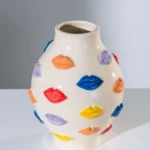 FLORERO BESOS COLORES CERAMICA  20*20*30 cm