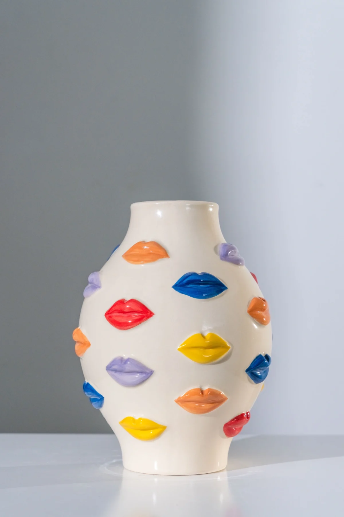 FLORERO BESOS COLORES CERAMICA  17*17*25 cm - Image 4