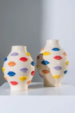 FLORERO BESOS COLORES CERAMICA  17*17*25 cm - Image 3