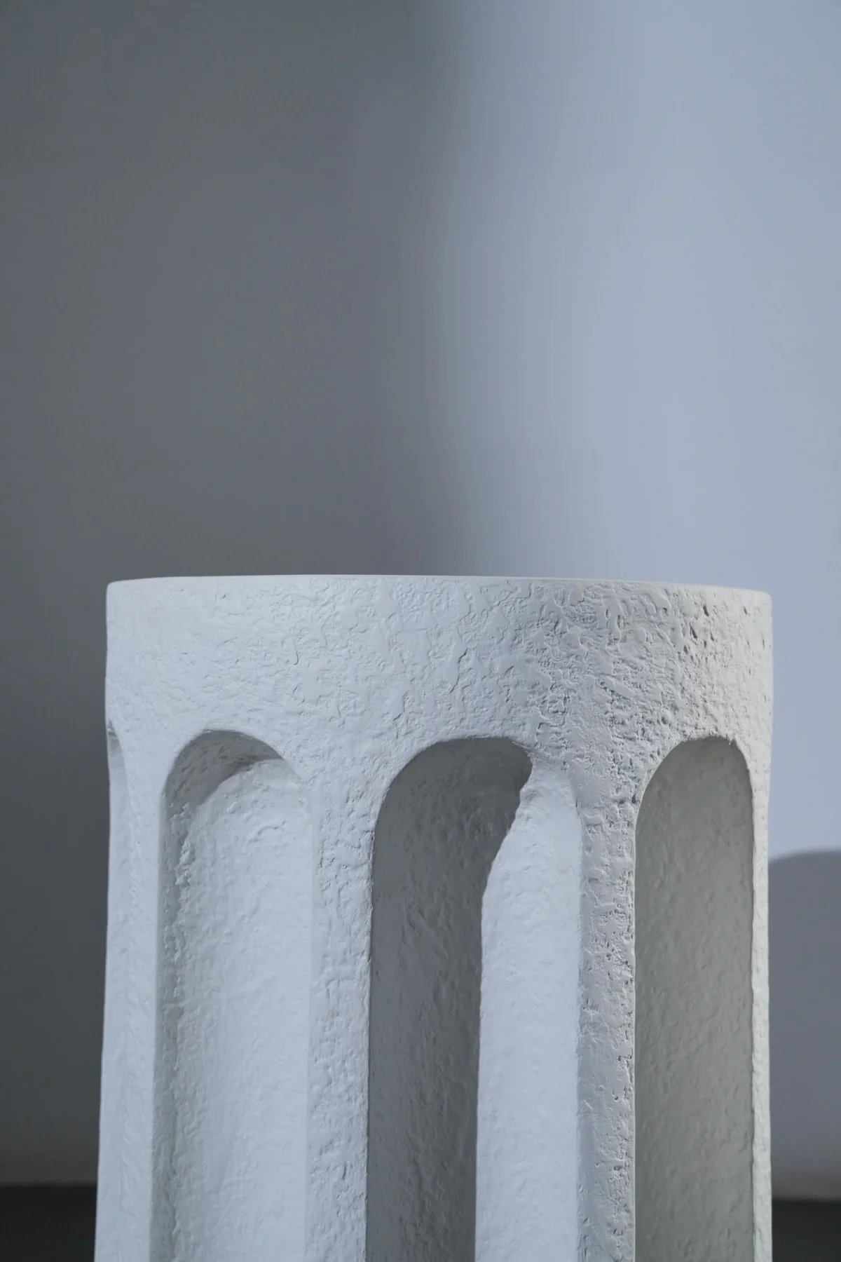 Table blanche en resine - Image 2