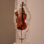 Sculpture en plexi "Violon Marron et Bronze" by Tordjmann