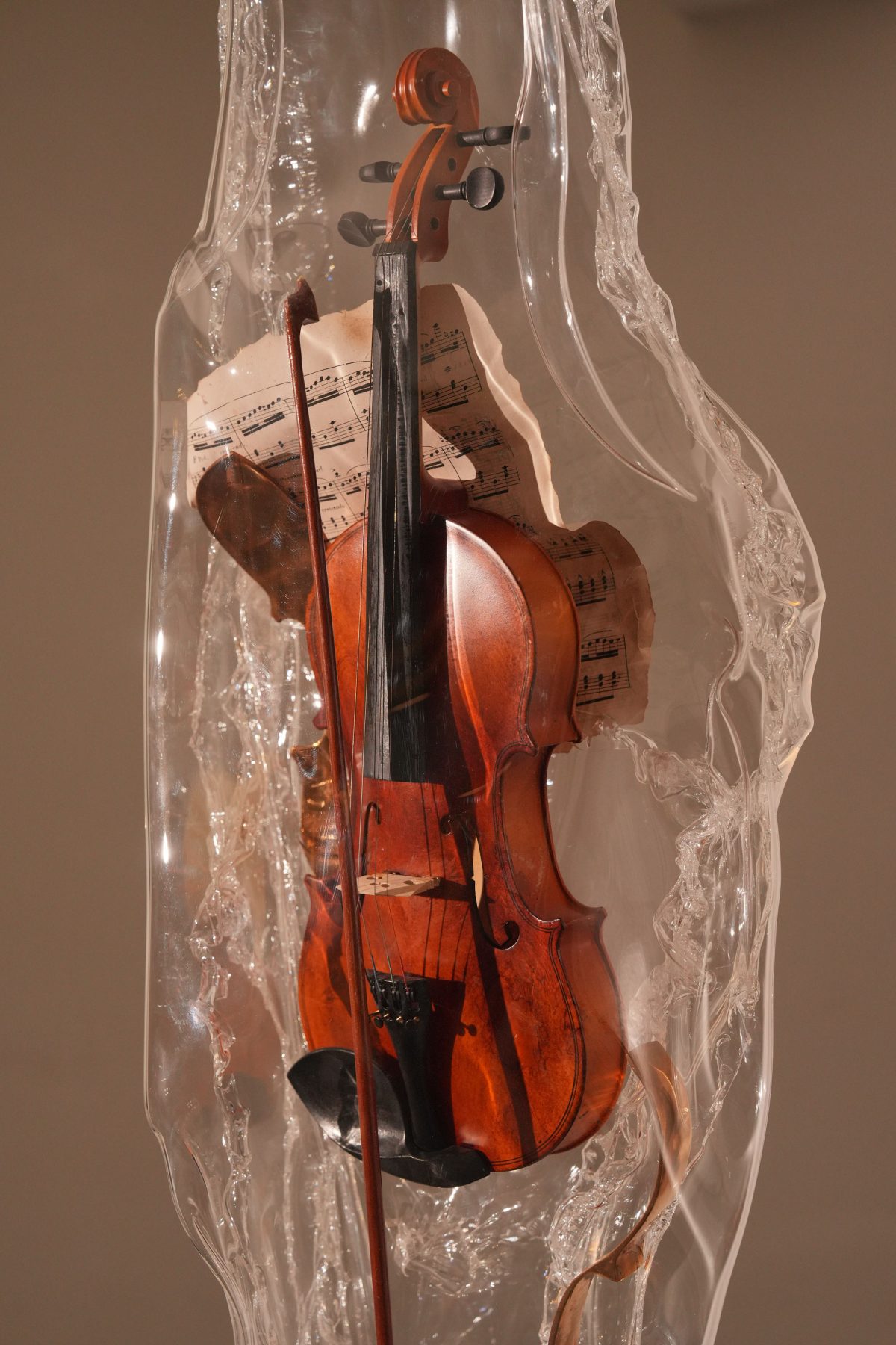 Sculpture en plexi "Violon Marron et Bronze" by Tordjmann - Image 2