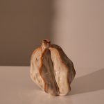 Ceramic pod vase gray-brown
d12,5;h14,5cm a12,5cm;b8cm;h14,5cm