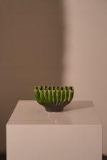 Ceramic fakir vase low green brown
20,5x10,5x12,5cm
20,5x10,5cm;b8cm;h12,5cm