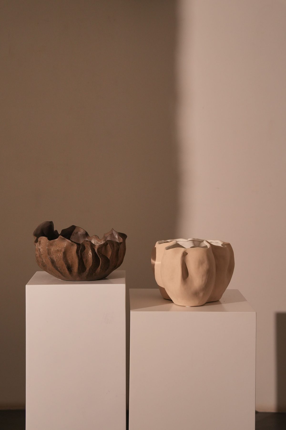 Porcelain leaf vase rusty brown
d34;h21cm - Image 3